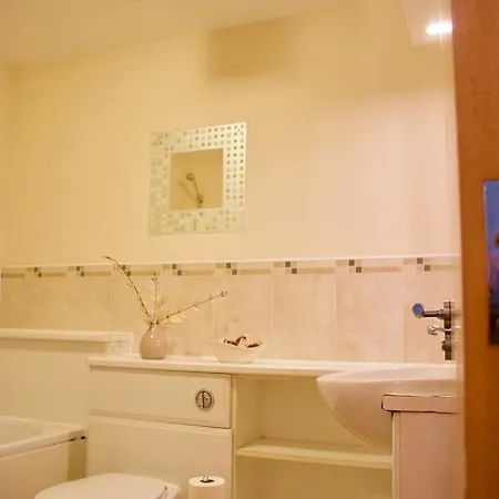2 Bedroom Leith Sleeps 4