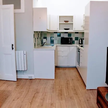 1 Bedroom Flat In City Centre Accommodates 4 Apartment *