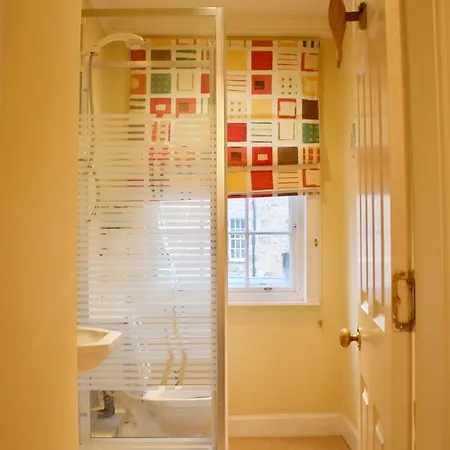 2 Bedroom Flat In Newtown, *