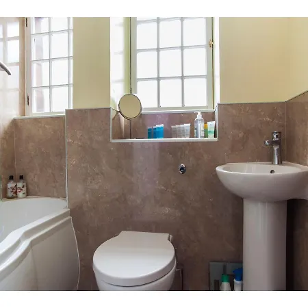 Historic Dean Village Treasure, Sleeps 4 *