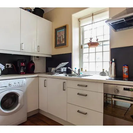 Historic Dean Village Treasure, Sleeps 4 Apartment *