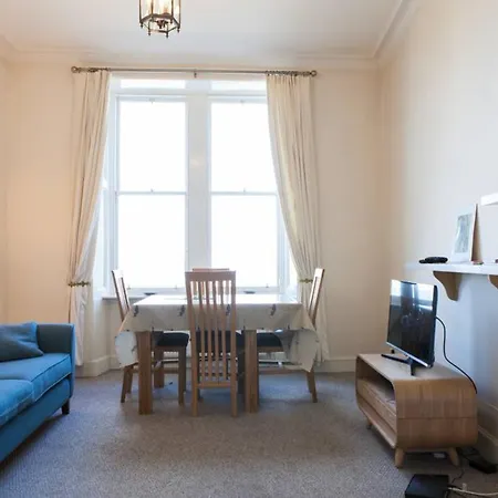 2 Bedroom Flat Sleeps 4 By The Shore Apartment Edinburgh