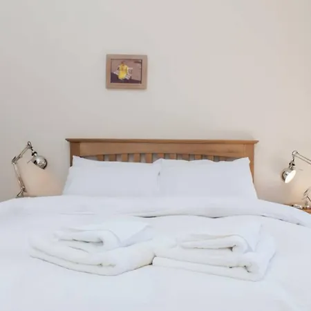 2 Bedroom Flat Sleeps 4 By The Shore * אדינבורו