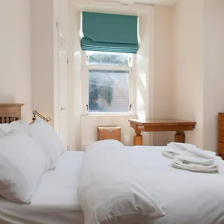 2 Bedroom Flat Sleeps 4 By The Shore