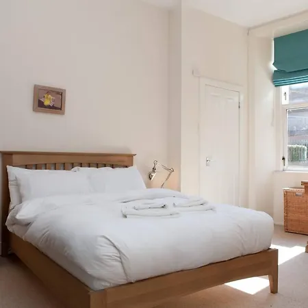2 Bedroom Flat Sleeps 4 By The Shore דירה *