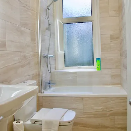 2 Bedroom Flat Off Leith Walk Accommodates 7
