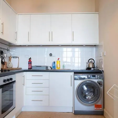 2 Bedroom Flat Sleeps 4 By The Shore * Edinburgh