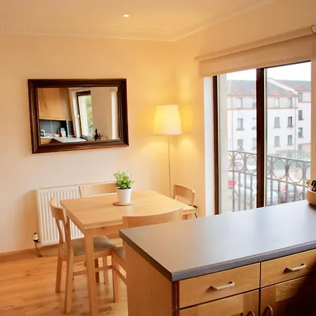 3 Bedroom Mews House Sleeps 6 Apartment