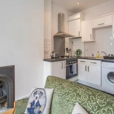 2 Bedroom Flat 10 Minutes From The City Centre דירה *
