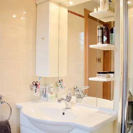 3 Bedroom Mews House Sleeps 6 Apartment *