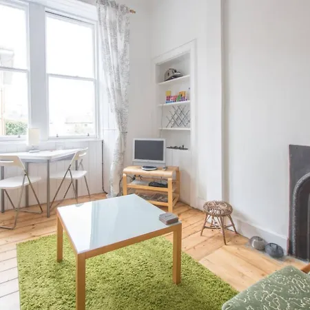 דירה 2 Bedroom Flat 10 Minutes From The City Centre אדינבורו