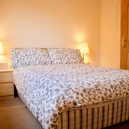3 Bedroom Mews House Sleeps 6 *
