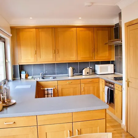 3 Bedroom Mews House Sleeps 6 Apartment *