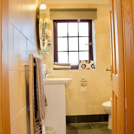 3 Bedroom Mews House Sleeps 6 *