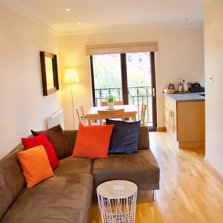 3 Bedroom Mews House Sleeps 6 Apartment Edinburgh