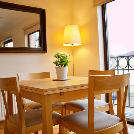 3 Bedroom Mews House Sleeps 6 Apartment