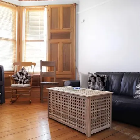 And Spacious 2 Bedroom Flat With Garden Appartamento