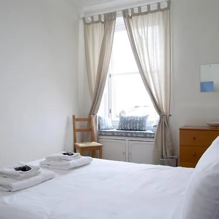 City Centre Modernised Victorian Flat 20 Minutes To Royal Mile * 爱丁堡