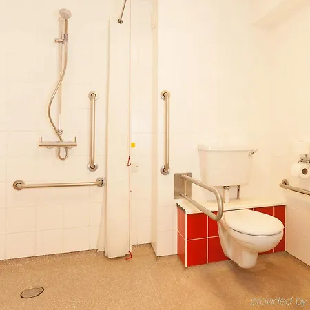 Travelodge Airport Hotel 2*