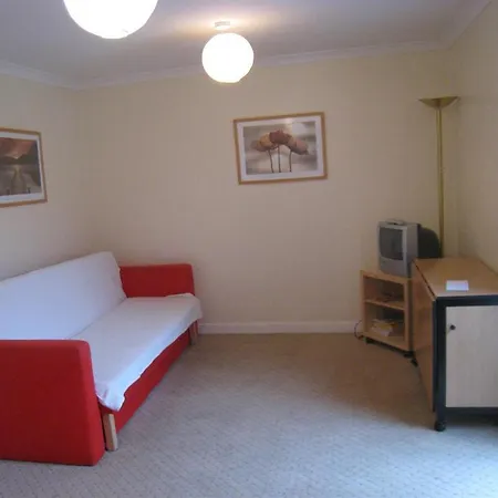 Featherhall Garden Court شقة *