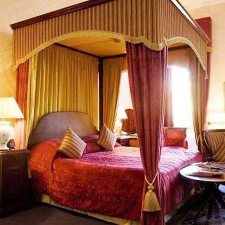 Royal Scots Club Hotel 3*