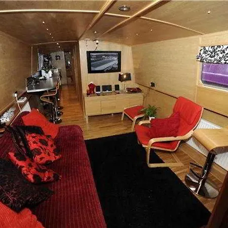- Houseboats 4*