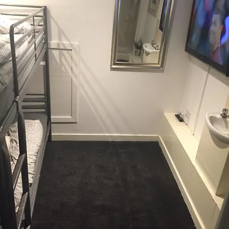 Bobby's Bunkhouse Хостел