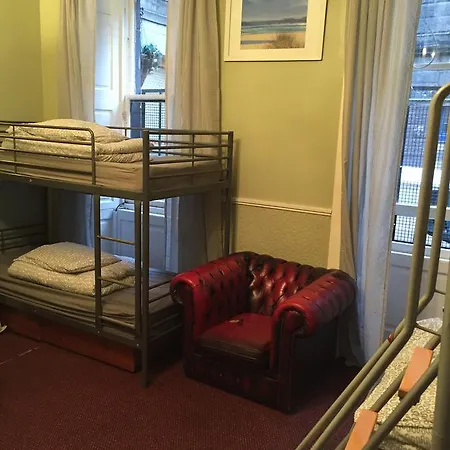 Bobby's Bunkhouse Хостел