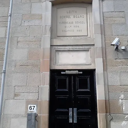 Giles Sixty Seven * Edimburgo