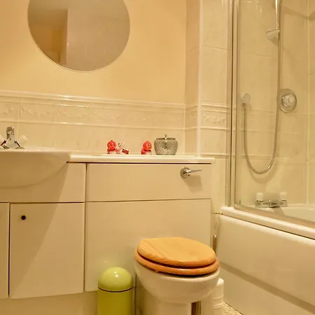 Apartment 2 Bed Flat 5 Mins Walk From Murrayfield Stadium, Free Parking Edinburgh