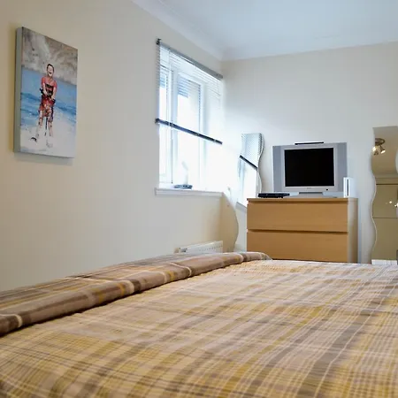 2 Bed Flat 5 Mins Walk From Murrayfield Stadium, Free Parking * Edinburgh