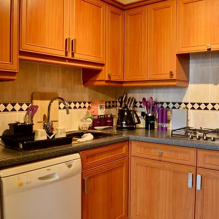 Apartment 2 Bed Flat 5 Mins Walk From Murrayfield Stadium, Free Parking Edinburgh