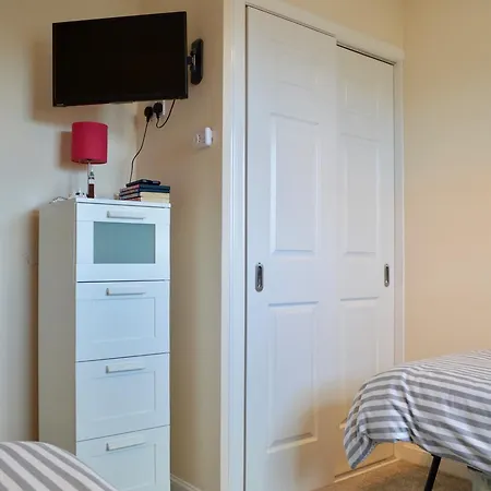 Apartment 2 Bed Flat 5 Mins Walk From Murrayfield Stadium, Free Parking Edinburgh