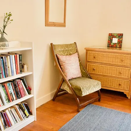 1 Bedroom Private Garden Flat Appartement
