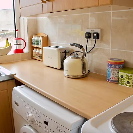 1 Bedroom Private Garden Flat *