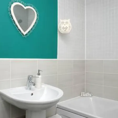 2 Bedroom Flat In The Bonnington Area Edimburgo
