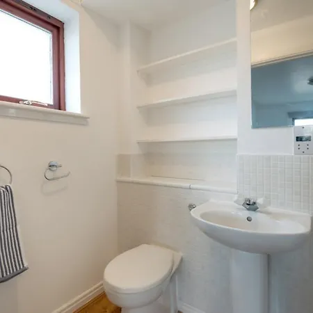 Spacious Flat In Stockbridge Edinburg