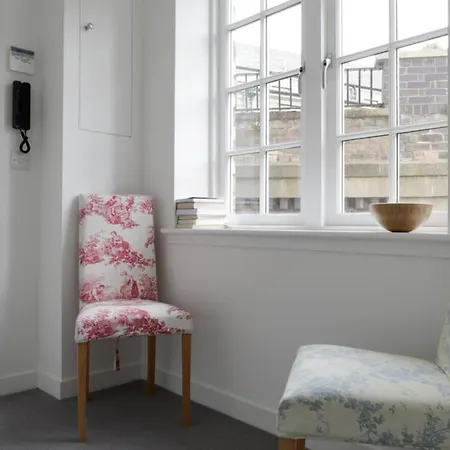 Spacious 2 Bedroom Loft In Converted School! *