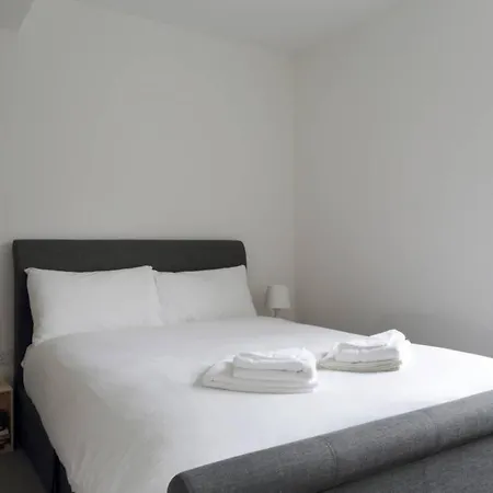 Spacious 2 Bedroom Loft In Converted School! Edinburgh