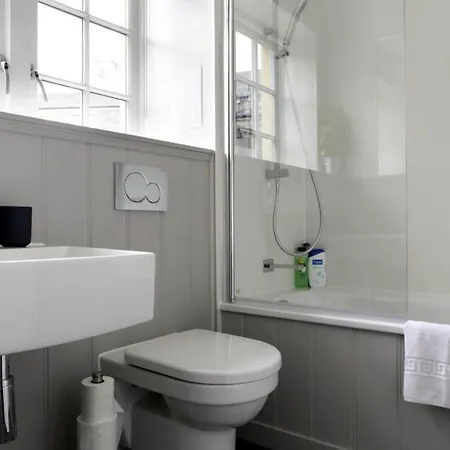 Spacious 2 Bedroom Loft In Converted School! Apartment
