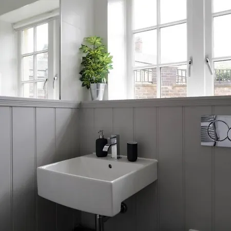 Apartment Spacious 2 Bedroom Loft In Converted School! *