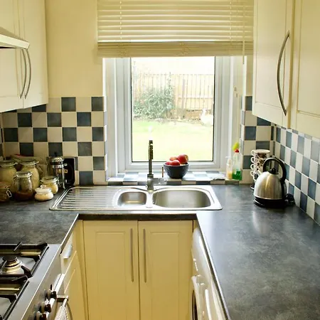 Ground Floor Flat Sleeps 4 *