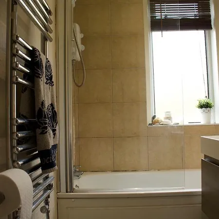 Ground Floor Flat Sleeps 4 *