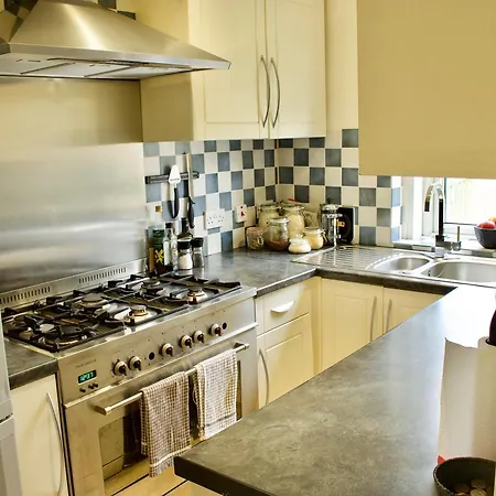 Ground Floor Flat Sleeps 4 * Edinburgh