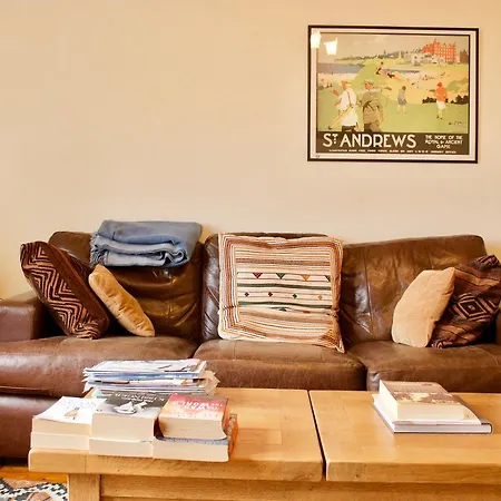 Two Bedroom Flat With Parking In Edinburgh