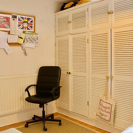 Two Bedroom Flat With Parking In Edinburgh