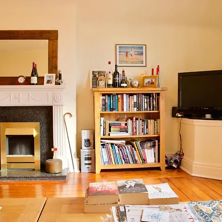 Two Bedroom Flat With Parking In Apartment *