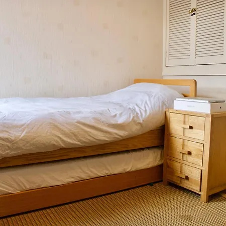 Two Bedroom Flat With Parking In Edinburgh