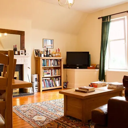 Two Bedroom Flat With Parking In Apartment *