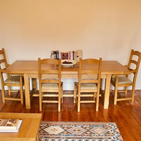Two Bedroom Flat With Parking In * Edinburgh